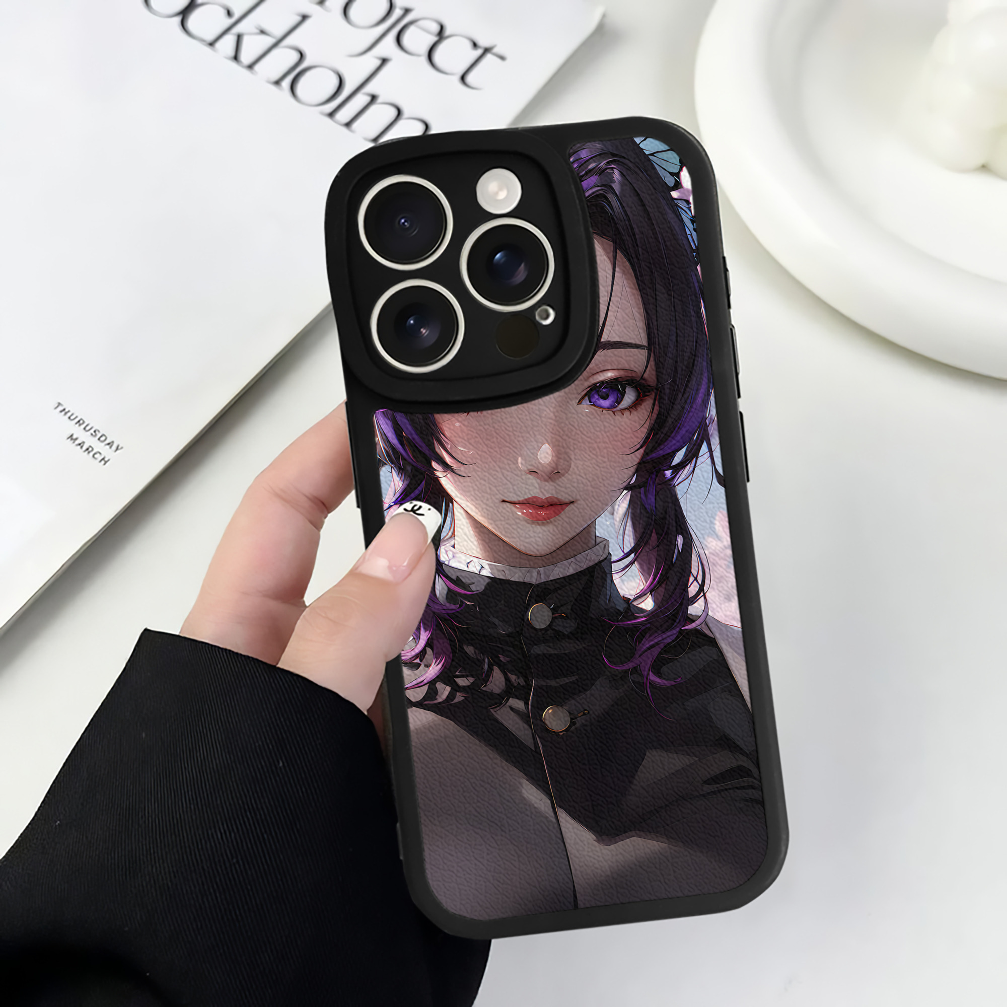 （画像用） 鬼滅の刃（きめつのやいば）蟲柱-胡蝶 しのぶ／こちょう しのぶ Kochou Shinobu 【iPhone 16シリーズ対応】シリコンスマホケース（レザー調） 材質：シリコン